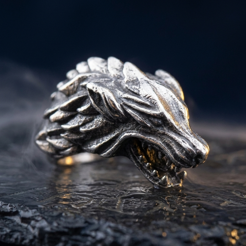 Anneau Fenrir en contexte nordique angle macro