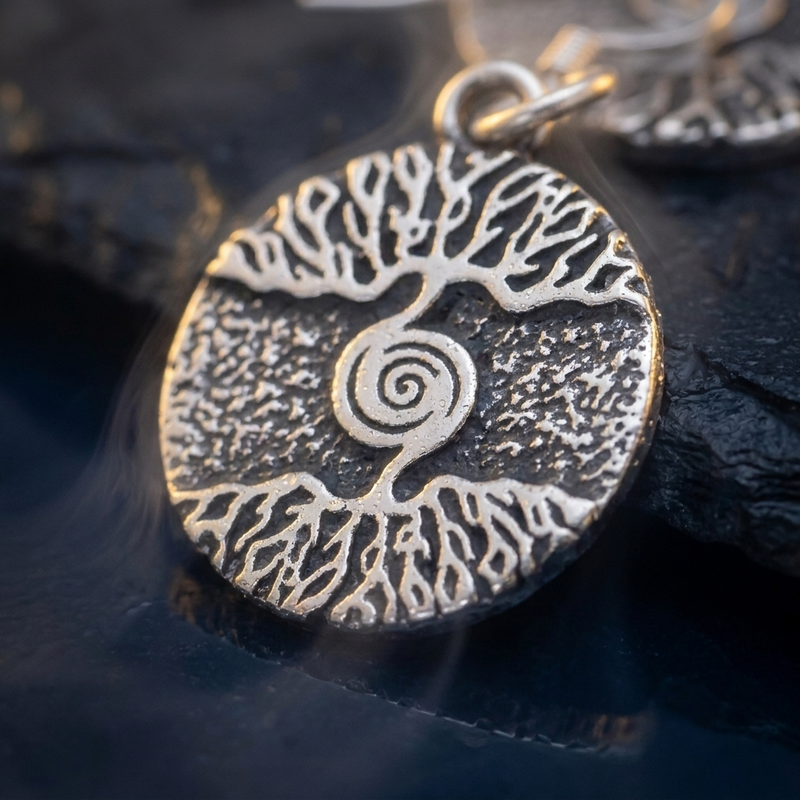 Boucle d'Oreille Viking Arbre de Vie Yggdrasil en contexte nordique angle macro