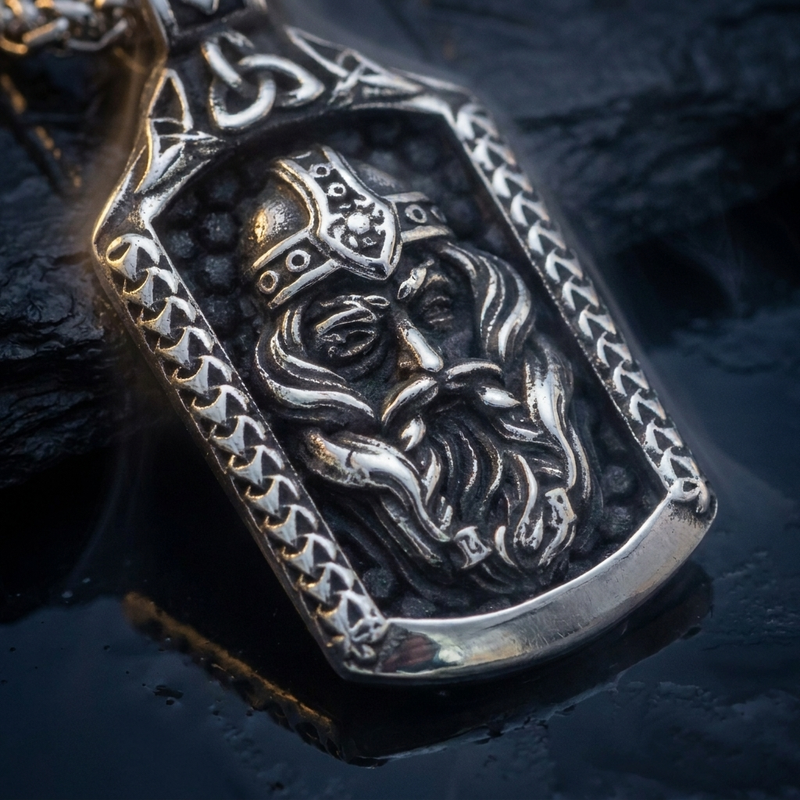 Collier Amulette Roi Odin en contexte nordique angle macro