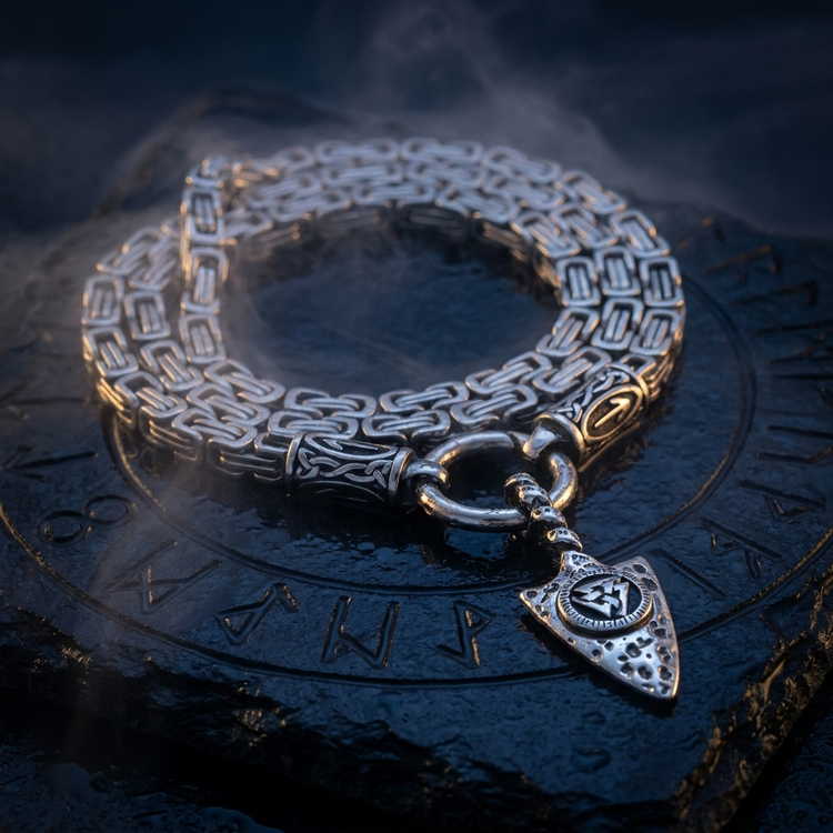 Collier Viking Lance d'Odin en contexte nordique
