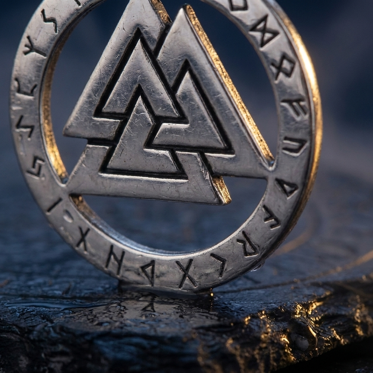 Collier Viking Valknut en contexte nordique angle macro