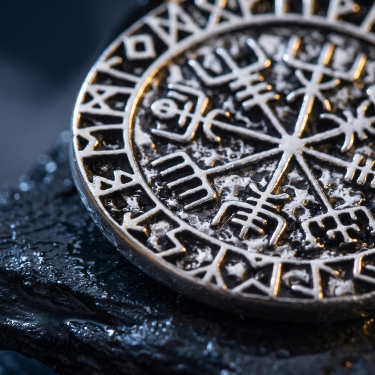 Collier Viking Vegvizir en contexte nordique angle macro