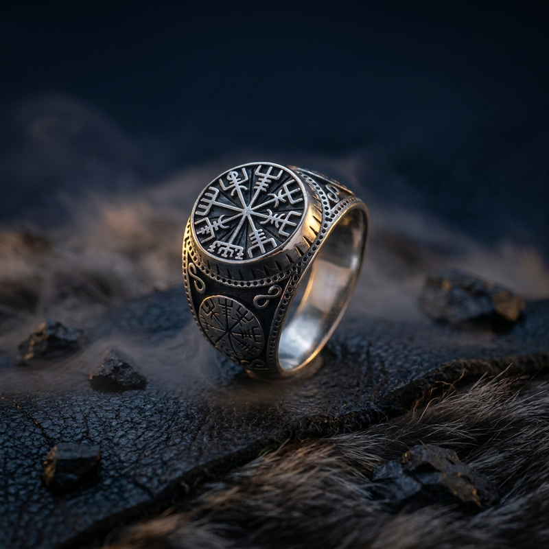 Chevalière Vegvisir en contexte nordique angle vue alternative