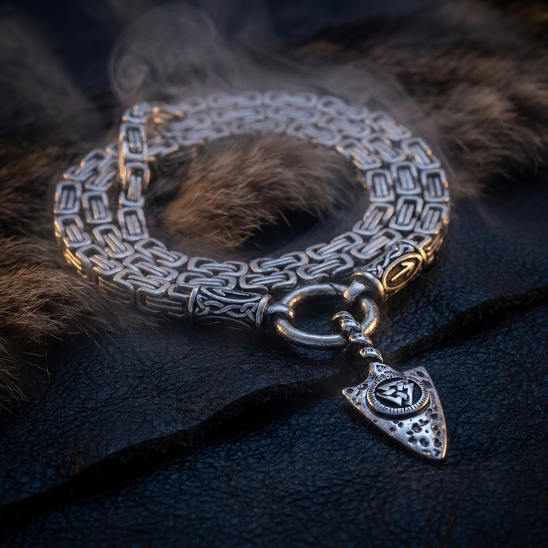 Chaîne Pendentif Lance d'Odin en contexte nordique angle vue alternative
