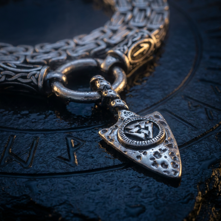 Chaîne Pendentif Lance d'Odin en contexte nordique angle macro