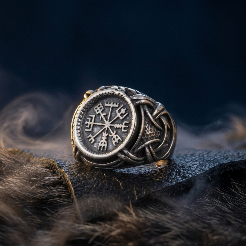 Anneau Vegvisir en contexte nordique angle vue alternative