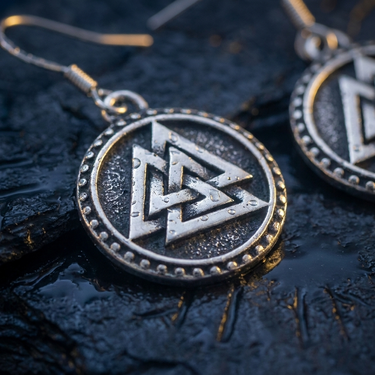 Boucles d'Oreilles Viking Valknut en contexte nordique angle macro