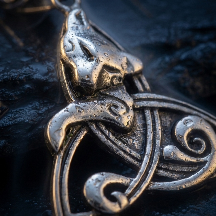 Collier Viking Triquetra du Renard en contexte nordique angle macro