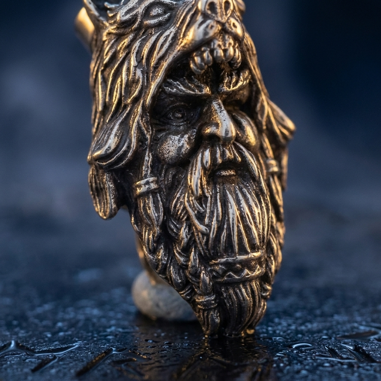 Pendentif Roi Odin en contexte nordique angle macro