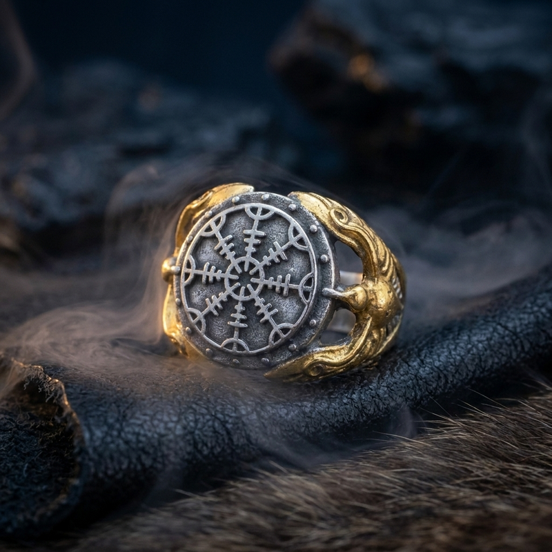 Chevalière Viking Vegvisir Argentée en contexte nordique angle vue alternative