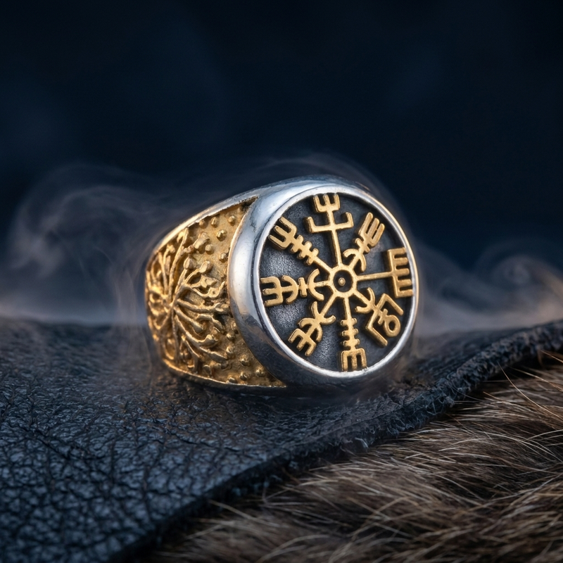 Chevalière Viking Vegvisir Dorée en contexte nordique angle vue alternative