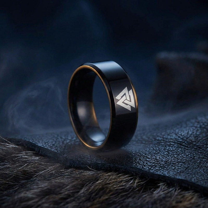Bague Noire Viking Valknut en contexte nordique angle vue alternative