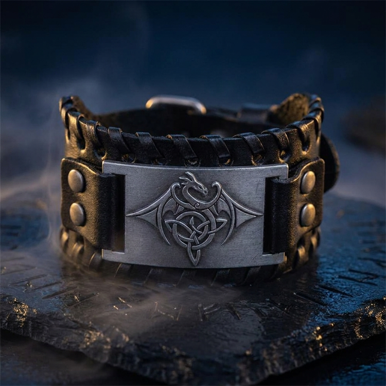 Bracelet Manchette Cuir Fafnir en contexte nordique