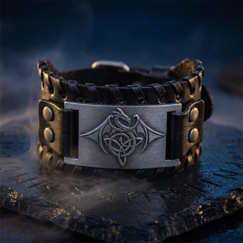 Bracelet Manchette Cuir Fafnir en contexte nordique