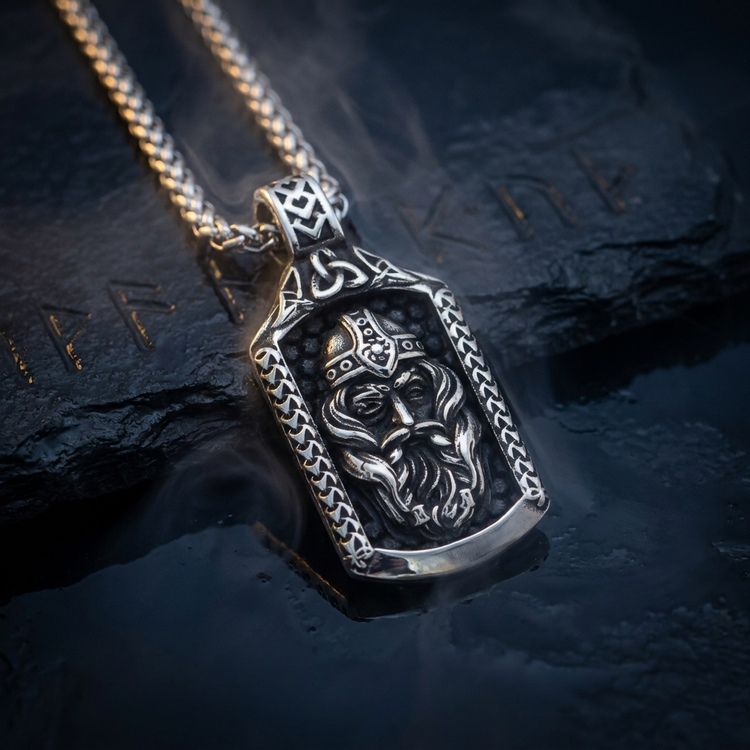 Collier Amulette Roi Odin en contexte nordique