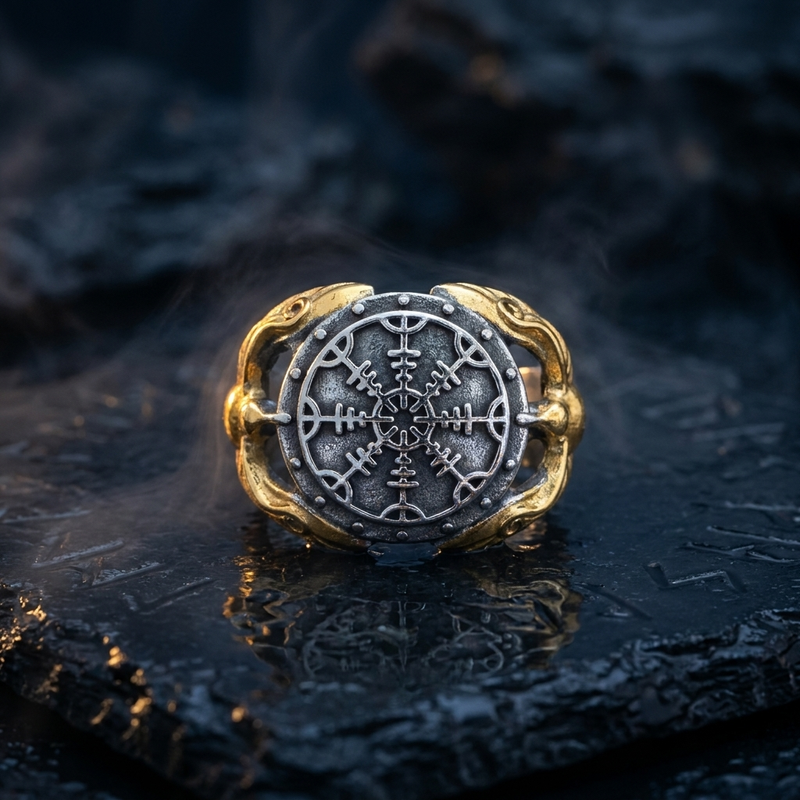 Chevalière Viking Vegvisir Argentée en contexte nordique