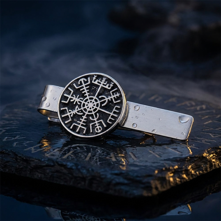 Pince à Cravate Viking Valknut en contexte nordique